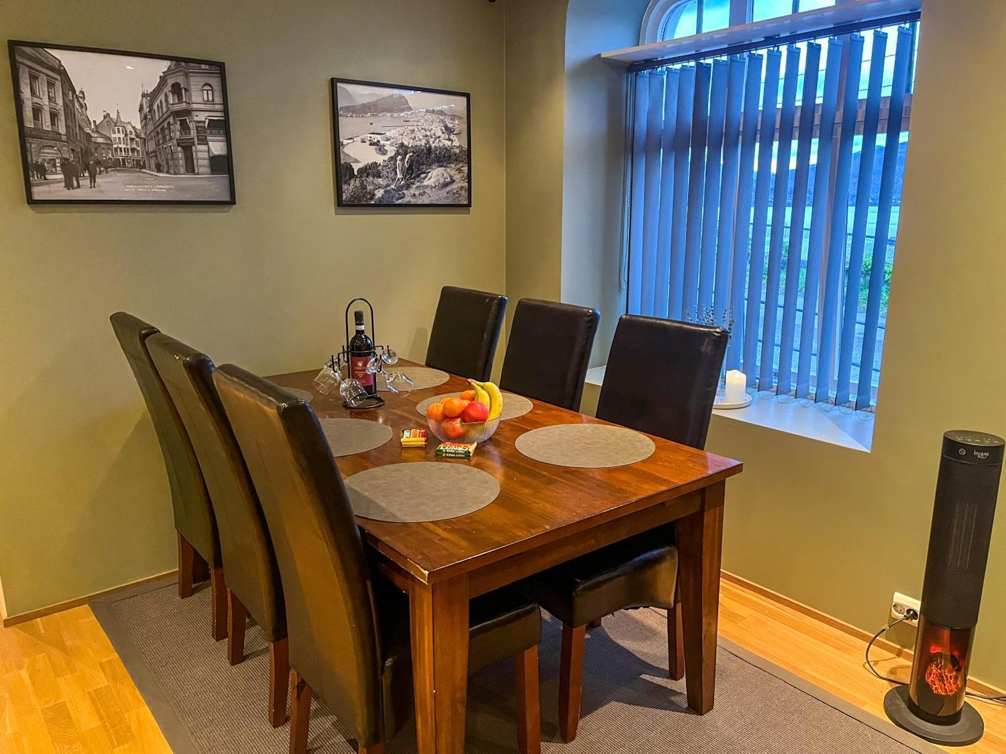 Two-Bedroom City Apartment With Fire Place, Free Parking And Fjordview Terrace - Calm And Central Ålesund Dış mekan fotoğraf
