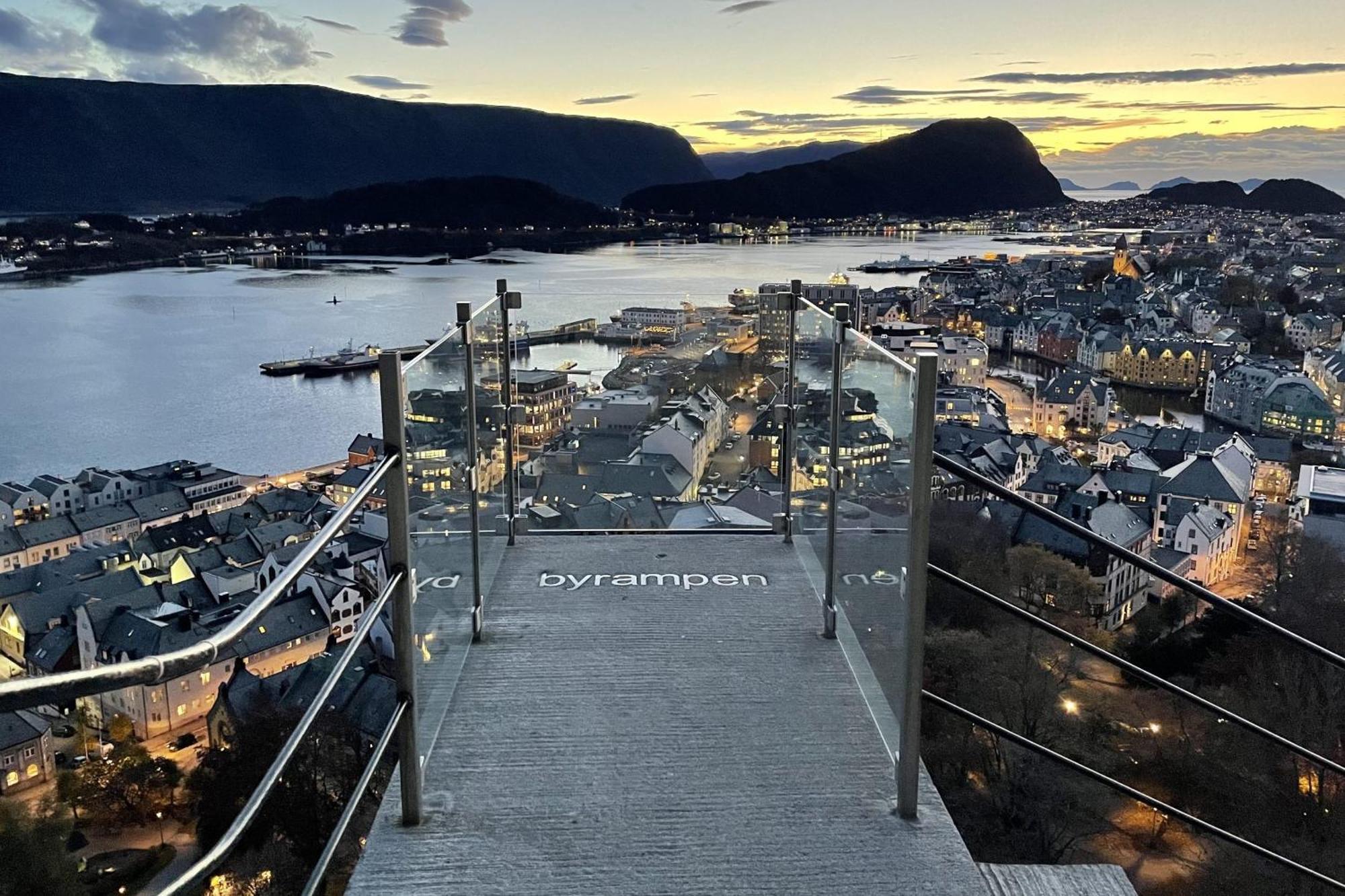 Two-Bedroom City Apartment With Fire Place, Free Parking And Fjordview Terrace - Calm And Central Ålesund Dış mekan fotoğraf